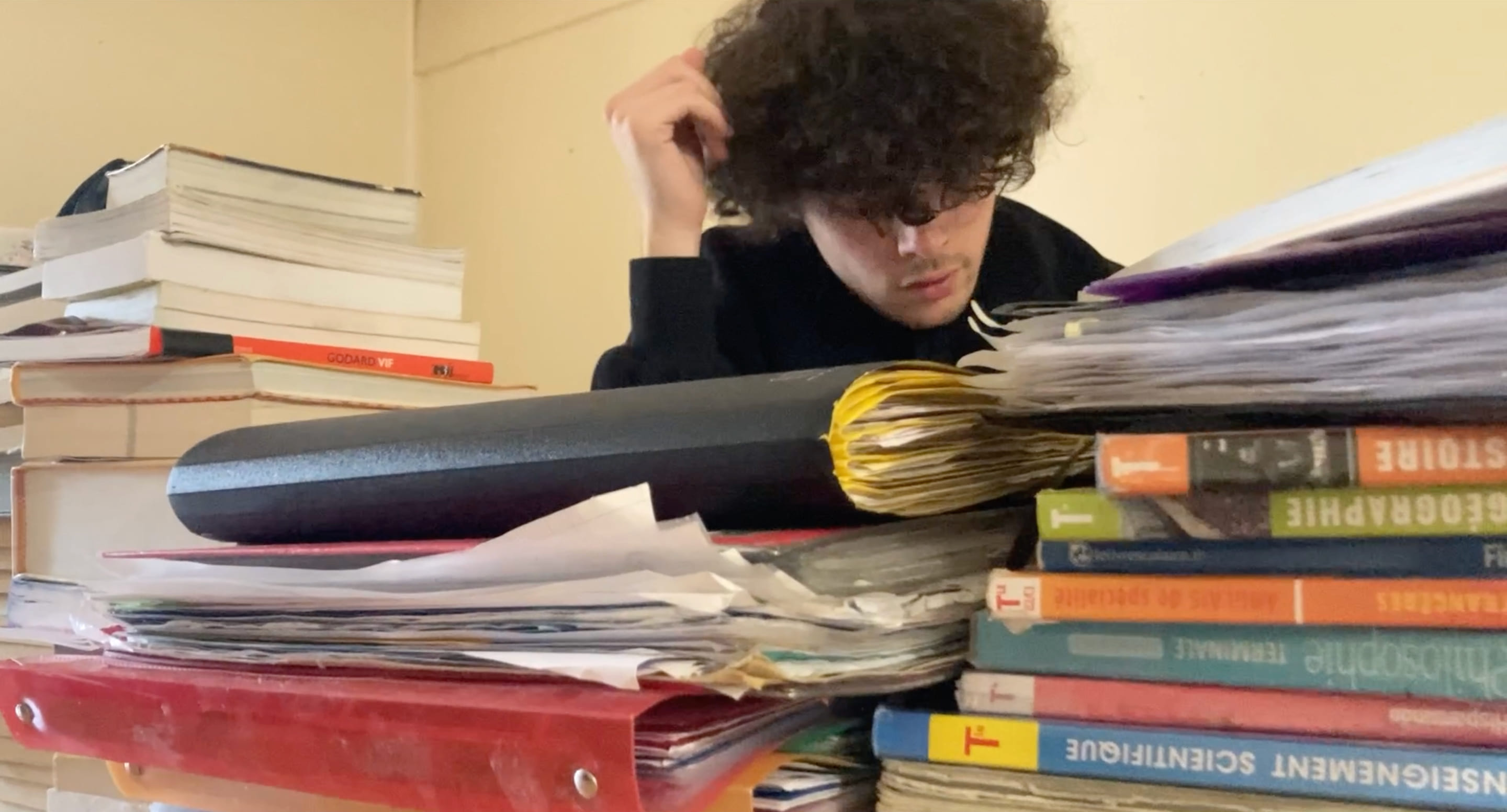 3e photographie d'Eye of the Creator où un homme est submergé par ses cours.